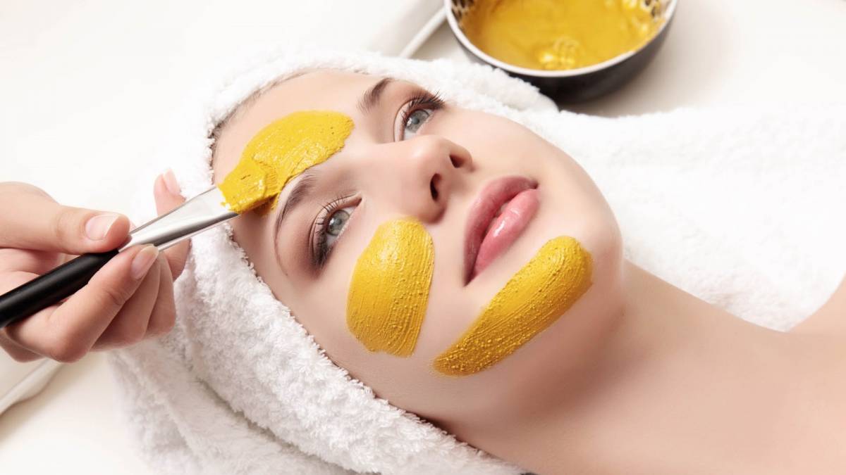 Đắp mặt nạ tinh bột nghệ &ndash; C&aacute;ch ph&ugrave; ph&eacute;p thần kỳ cho l&agrave;n da chị em