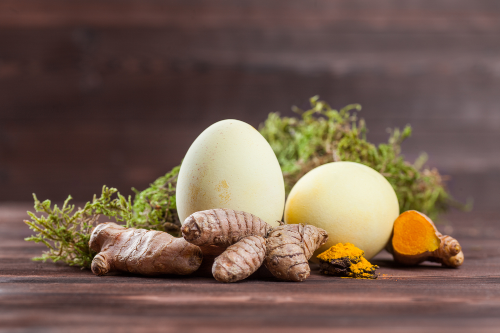 Mặt nạ tinh bột nghệ v&agrave; l&ograve;ng trắng trứng g&agrave; trị sạch mụn đầu đen