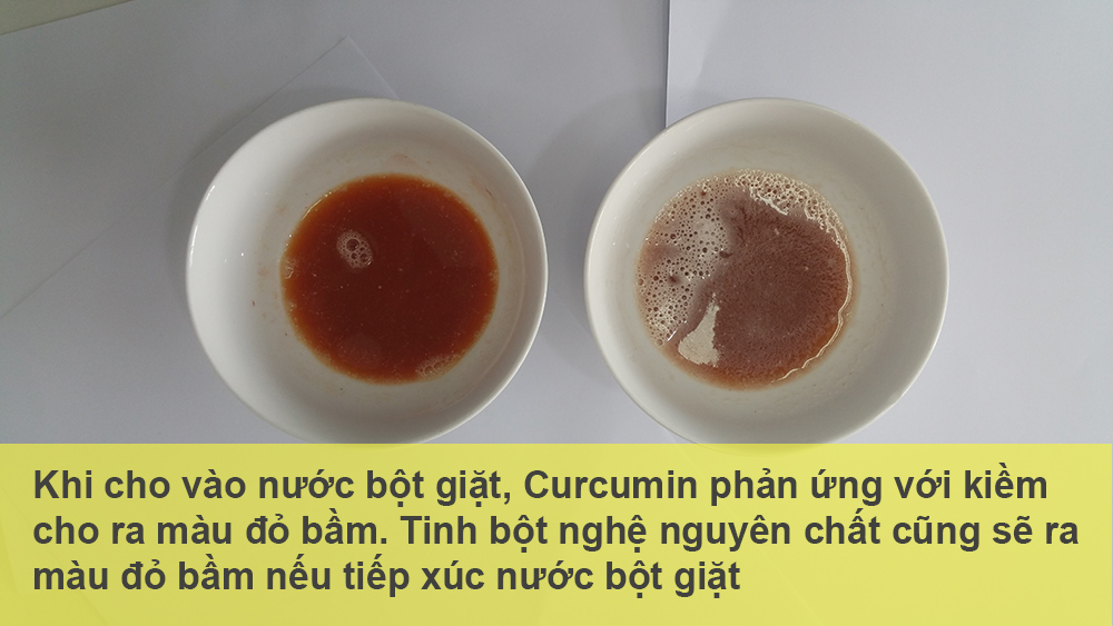 Tinh bột nghệ nguy&ecirc;n chất cho ra m&agrave;u đỏ bầm khi cho v&agrave;o nước bột giặt